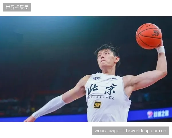 北京队锋线新星曾凡博在常规赛末段伤愈复出,为球队季后赛之旅增添了阵容深度与活力。 北京队锋线新星曾凡博在常规赛末段伤愈复出,为球队季后赛之旅增添了阵容深度与活力。